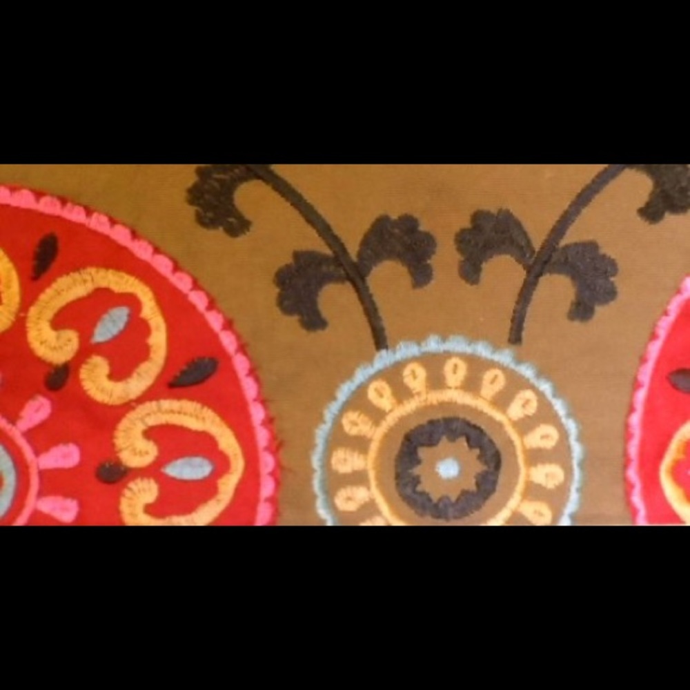 4.75 Yards Embroidered Fabric KARMANA in Fiesta - Picture 8 of 10
